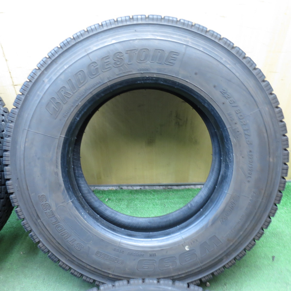 送料無料* バリ溝！23年！9.5分☆トラック タイヤ 225/80R17.5 123/122L スタッドレス ブリヂストン W999 1 |  名古屋/岐阜の中古カー用品・工具の買取/販売ならガレージゲット