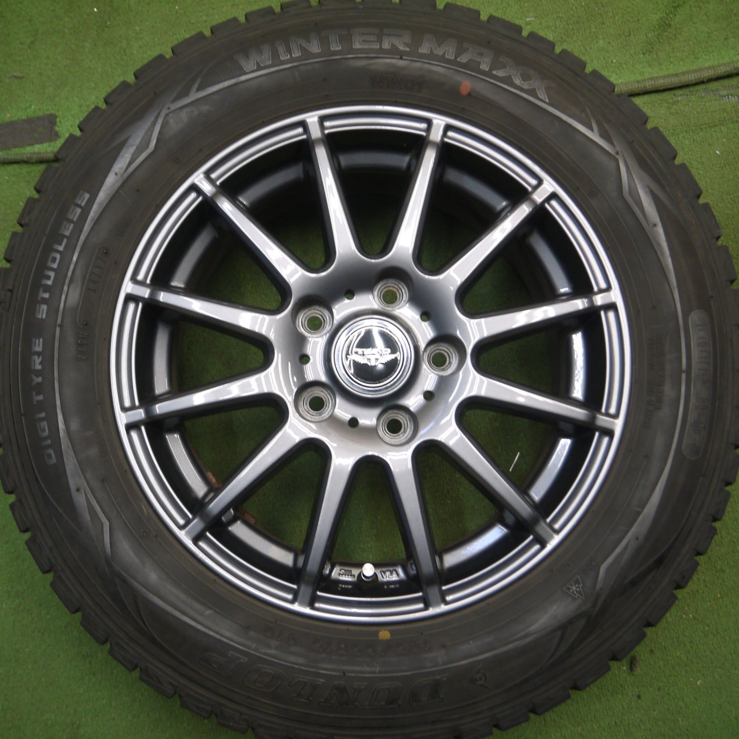 *送料無料* バリ溝！キレイ！8.5分★スタッドレス 195/65R15 ダンロップ ウインターマックス WM01 TEAD テッド 15インチ PCD114.3/5H★4051709Hス