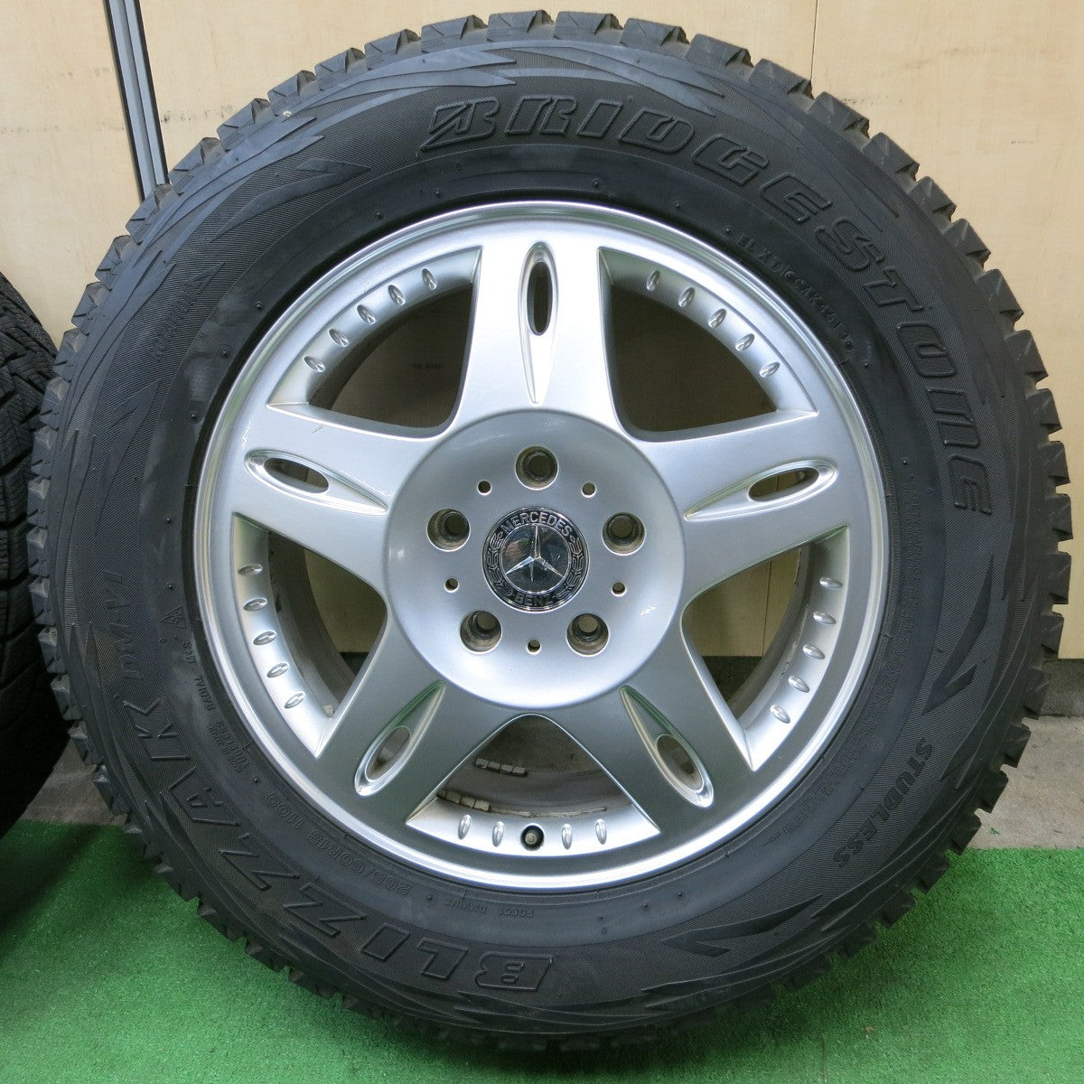 *送料無料* バリ溝！キレイ！9.5分★ベンツ Gクラス ゲレンデ W463 純正 265/60R18 スタッドレス ブリヂストン ブリザック DM-V1 PCD130/5H★4062201ナス