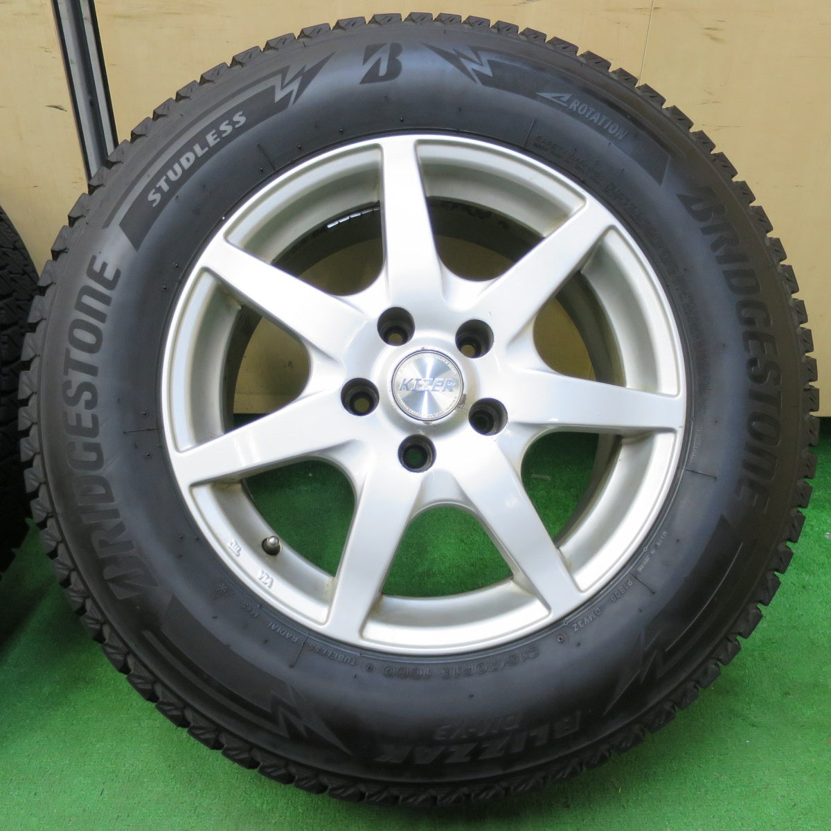 *送料無料* バリ溝！21年！9分★スタッドレス 215/70R16 ブリヂストン ブリザック DM-V3 KIZER 16インチ PCD114.3/5H★4070202イス