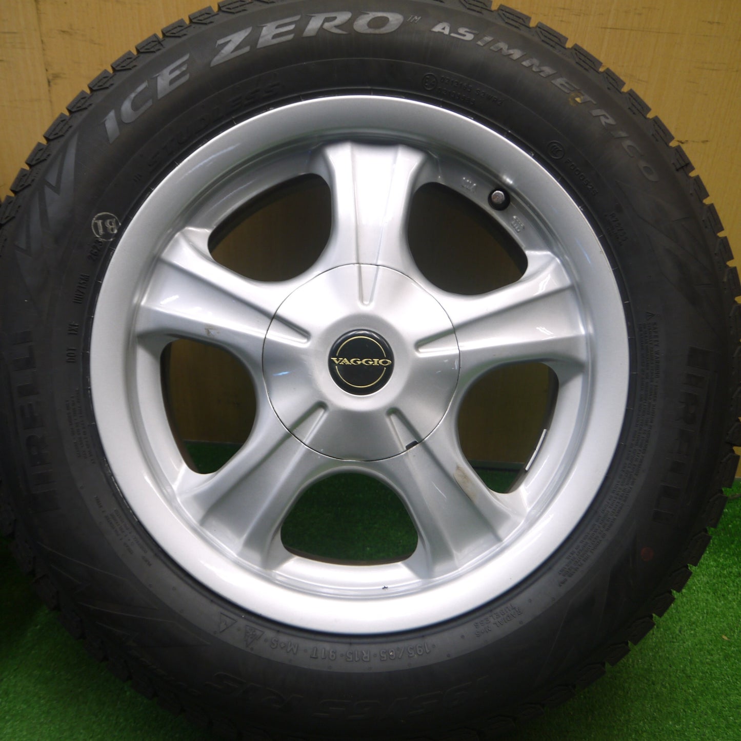 [送料無料] 超バリ溝！23年！キレイ！ほぼ10分★スタッドレス 195/65R15 ピレリ アイスゼロ アシンメトリコ VAGGIO 15インチ PCD100 114.3/5H マルチ★4120208Hス