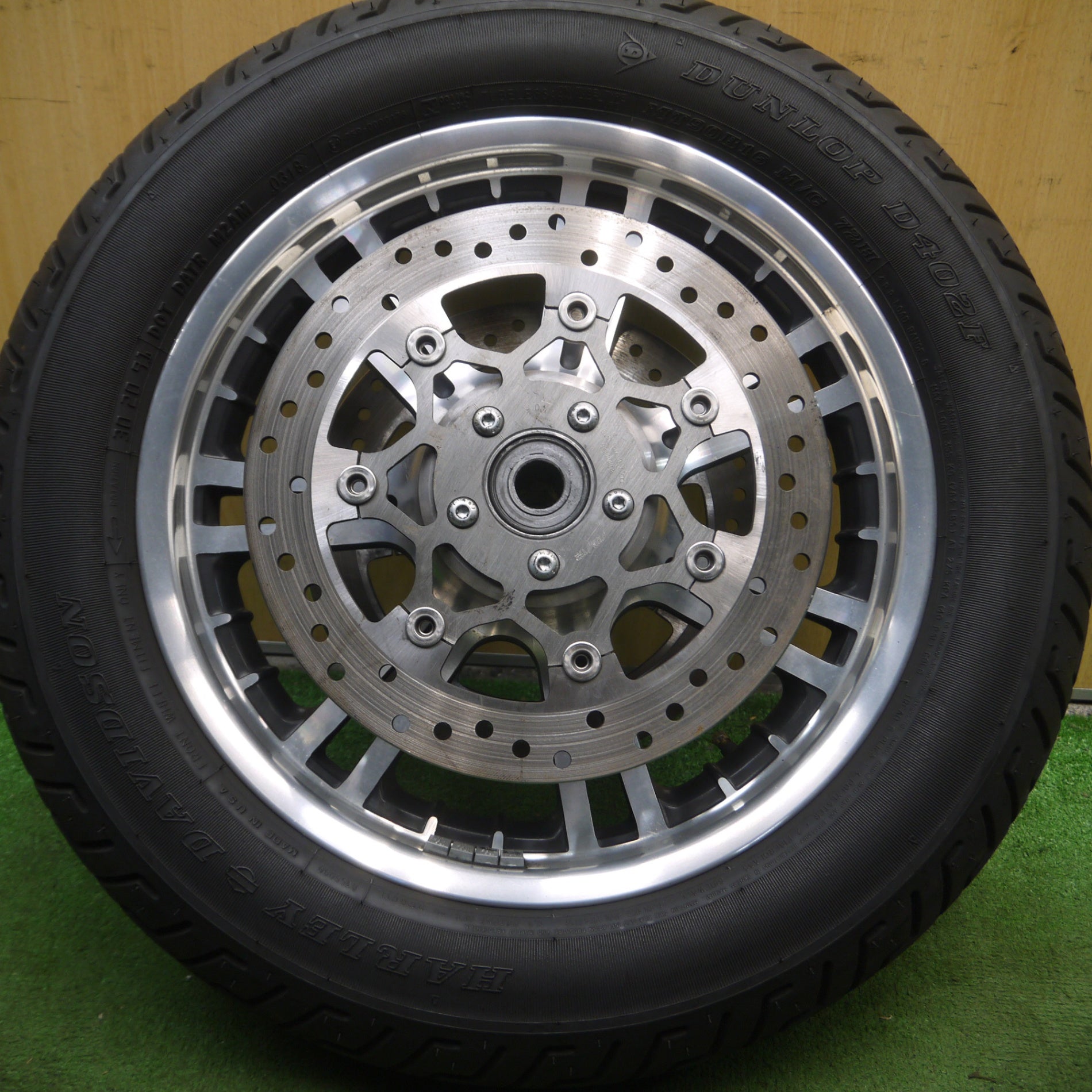 送料無料* バリ溝！9分☆ハーレーダビッドソン トライク 純正 MT90B16 205/65R15 ダンロップ D402F SIGNATU |  名古屋/岐阜の中古カー用品・工具の買取/販売ならガレージゲット