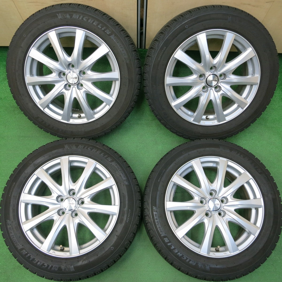 *送料無料* バリ溝！21年！キレイ！ほぼ10分★86 BRZ等 205/55R16 スタッドレス ミシュラン X-ICE SNOW ravrion RS01 ラブリオン PCD100/5H★4031906イス