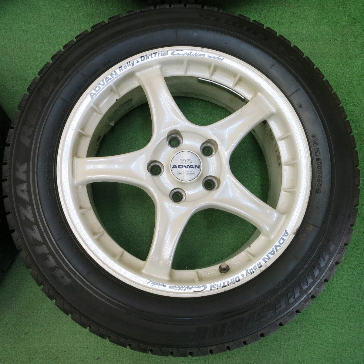 *送料無料* バリ溝！9.5分以上★RC ADVAN Rally&DirtTrial 215/60R17 スタッドレス ブリヂストン ブリザック REVO1 PCD114.3/5H★4042606イス