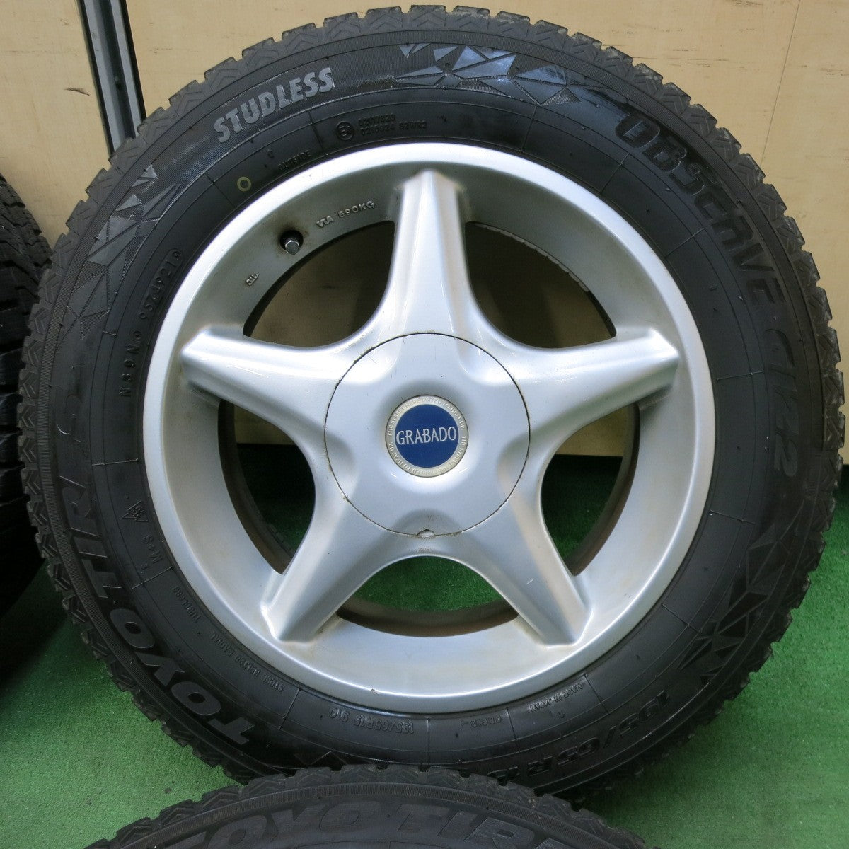 [送料無料] バリ溝！21年！9.5分★スタッドレス 195/65R15 トーヨー オブザーブ GIZ2 GRABADO 15インチ PCD100 114.3/5H マルチ★4112708SYス