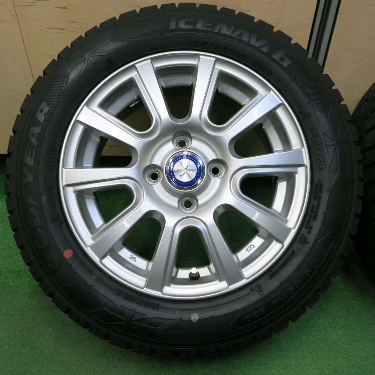 *送料無料* 超バリ溝！キレイ！9.5分以上★スタッドレス 175/65R14 グッドイヤー アイスナビ6 JENEIGE 14インチ PCD100/4H★4050109イス