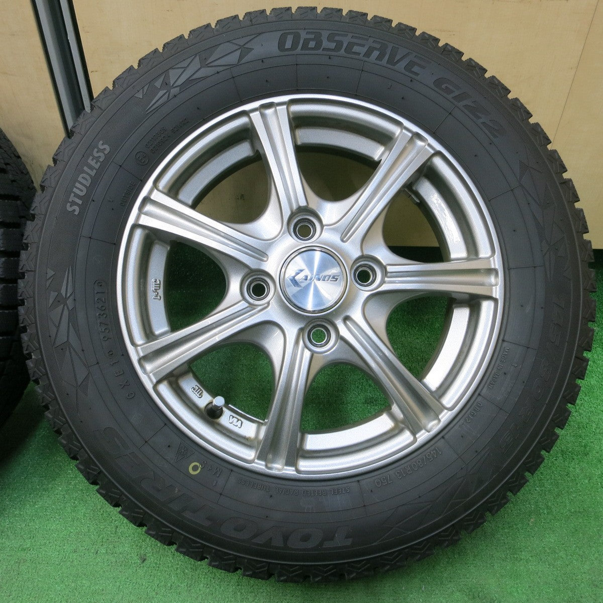 *送料無料* バリ溝！21年！キレイ！9.5分以上★スタッドレス 145/80R13 トーヨー オブザーブ GIZ2 AINOS アイノス 13インチ PCD100/4H★4041010イス