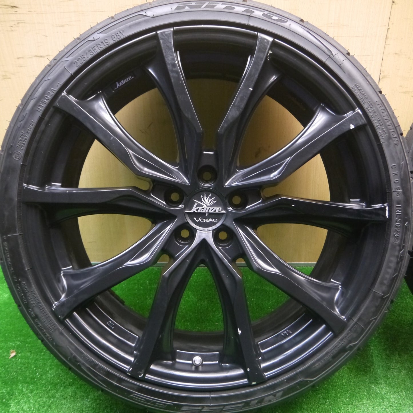 *送料無料* バリ溝！23年！9.5分★プリウス等 kranze VERAE 225/35R19 ニットー NT555 G2 クレンツェ ヴェラーエ 19インチ PCD100/5H★4083003Hノ