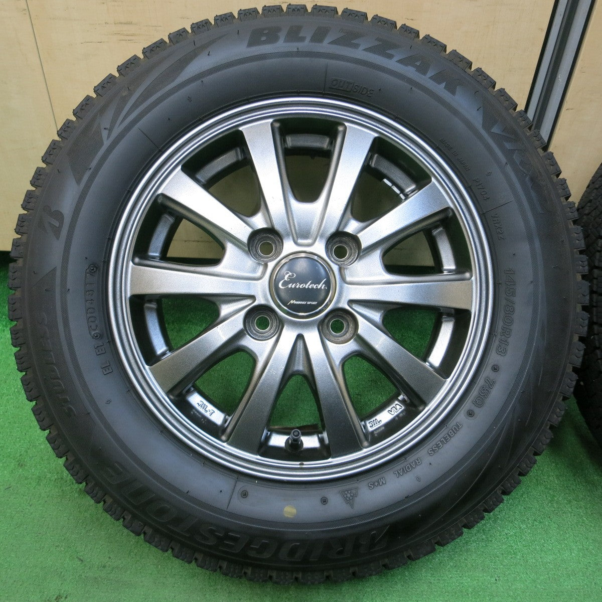 *送料無料* バリ溝！9.5分以上★スタッドレス 145/80R13 ブリヂストン ブリザック VRX2 Eurotech MANARAY SPORT  13インチ PCD100/4H★4041701イス