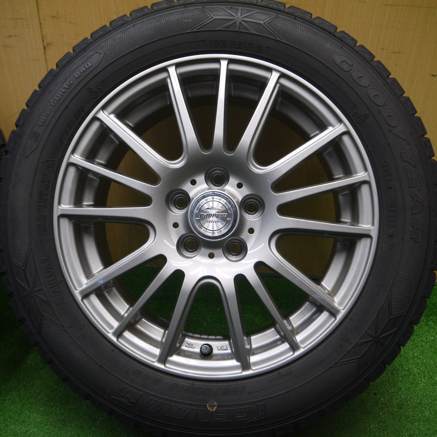 [送料無料] バリ溝！キレイ！9.5分以上★シエンタ等 185/60R15 スタッドレス グッドイヤー アイスナビ6 ravrion selzer ラブリオン 15インチ PCD100/5H★4112201Hス