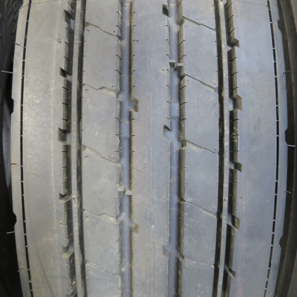 *送料無料* 新車外し！24年★トラック タイヤ 265/70R19.5 140/138J ブリヂストン R173 19.5インチ★4062407イノタ