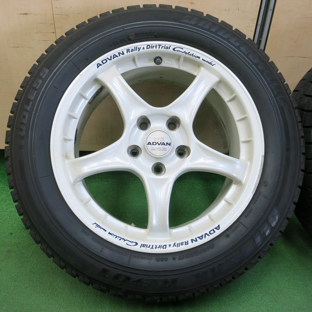 *送料無料* バリ溝！9.5分以上★RC ADVAN Rally&DirtTrial 215/60R17 スタッドレス ブリヂストン ブリザック REVO1 PCD114.3/5H★4042606イス