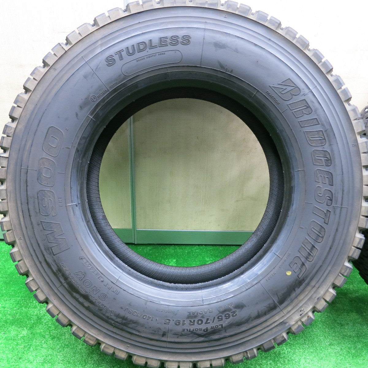 *送料無料* バリ溝！23年！9.5分★トラック タイヤ 265/70R19.5 140/138J スタッドレス ブリヂストン W900 19.5インチ★4080701HAスタ