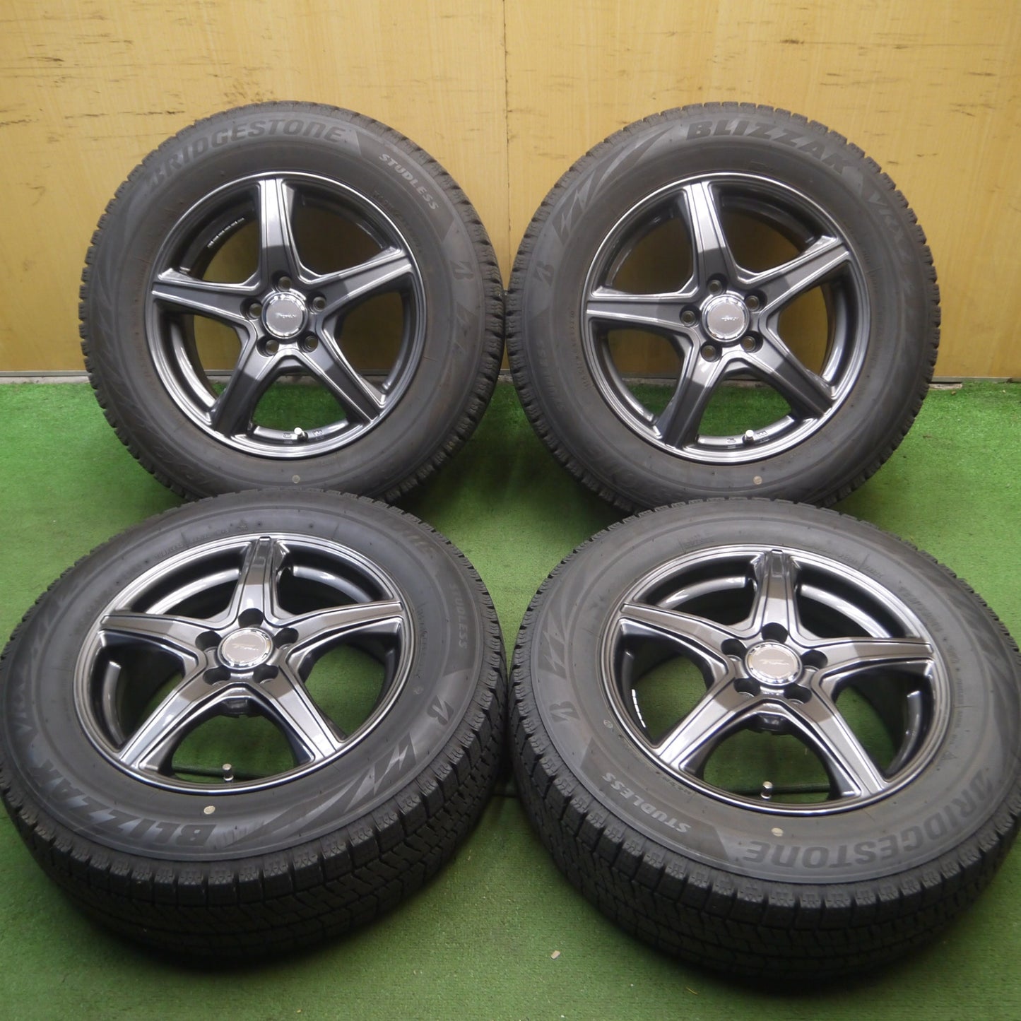 *送料無料* バリ溝！22年！キレイ！9.5分★プリウス等 195/65R15 スタッドレス ブリヂストン ブリザック VRX2 TOPRUN トップラン PCD100/5H★4062804Hス