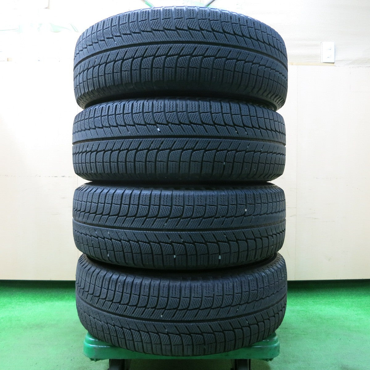 *送料無料* バリ溝！キレイ！8.5分★レクサス等 225/65R17 スタッドレス ミシュラン X-ICE3+ 社外 アルミ 17インチ PCD114.3/5H★4031910イス