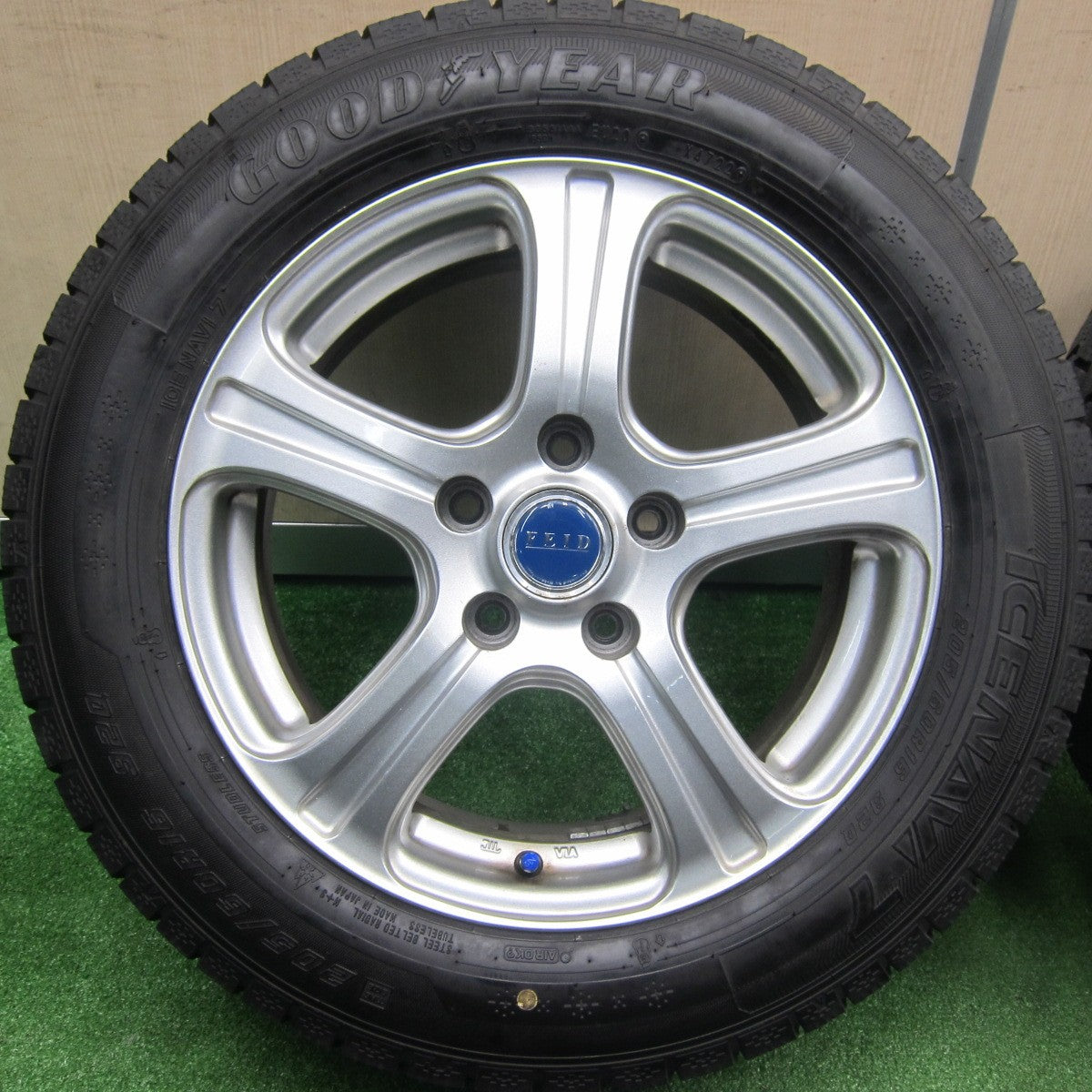 [送料無料] バリ溝！22年！キレイ！9.5分以上★スタッドレス 205/60R16 グッドイヤー アイスナビ7 FEID 16インチ PCD114.3/5H★4121406TNス