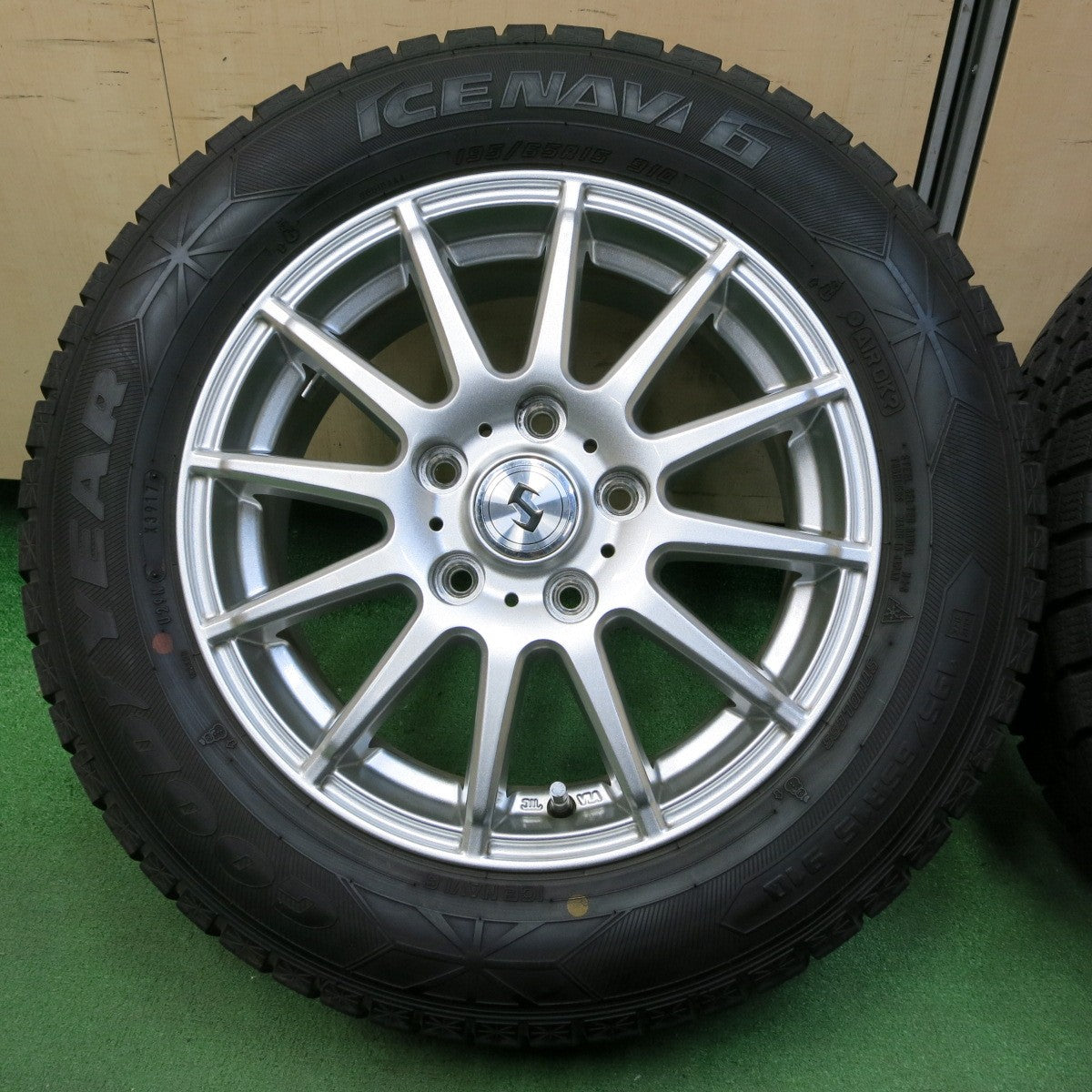 *送料無料* バリ溝！キレイ！9.5分以上★スタッドレス 195/65R15 グッドイヤー アイスナビ6 社外 アルミ 15インチ PCD114.3/5H★4050308イス