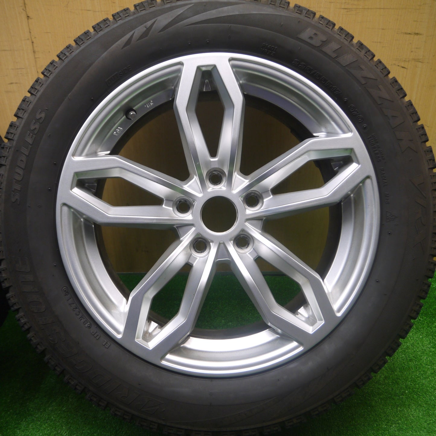 *送料無料* キレイ★BMW 等 AGA TAS 225/55R17 スタッドレス ブリヂストン ブリザック VRX 17インチ PCD112/5H★4083002Hス