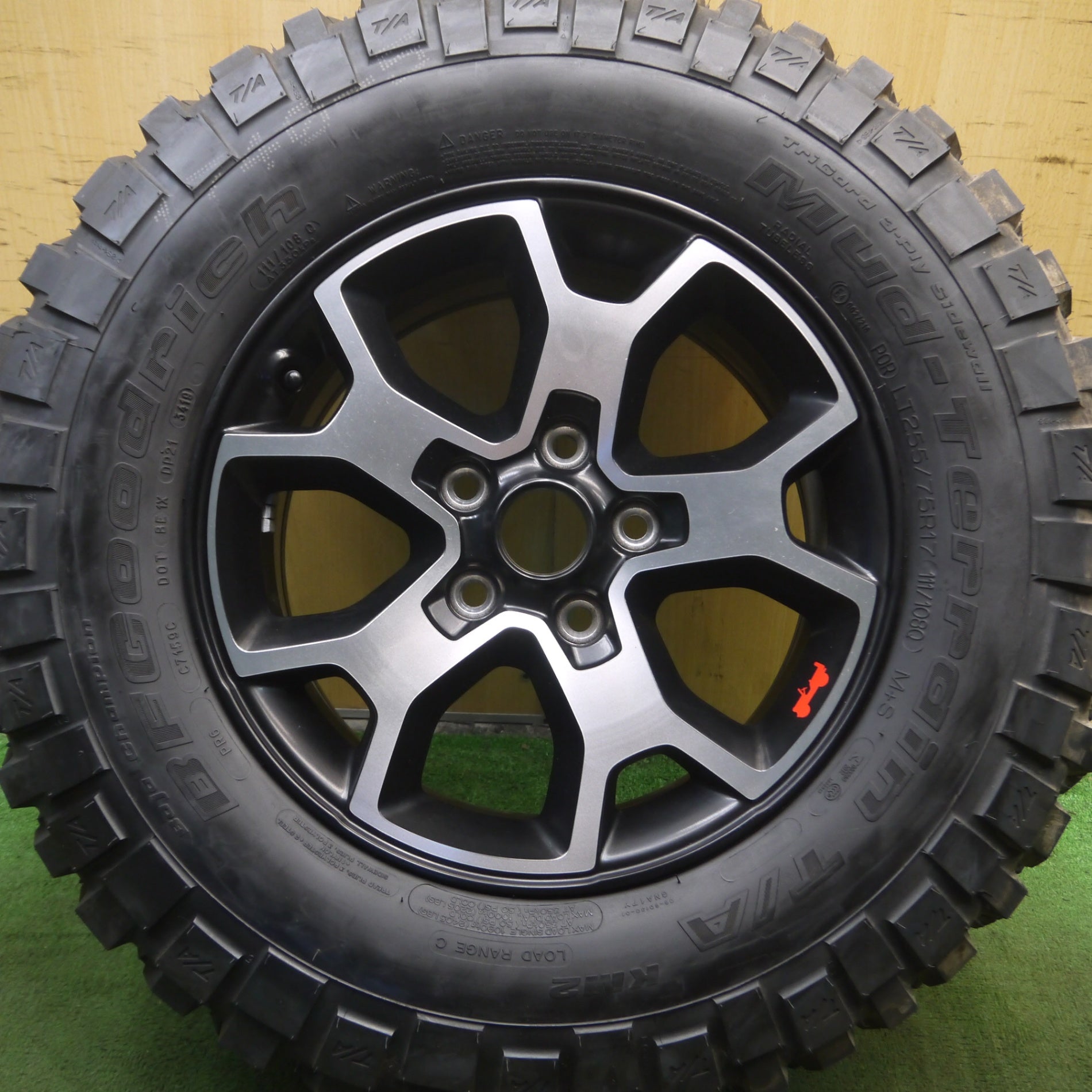 *送料無料* 新車外し★ジープ ラングラーアンリミテッド ルビコン 純正 255/75R17 BFグッドリッチ Mud-Terrain T/A KM2  PCD127/5H★4031906Hノ