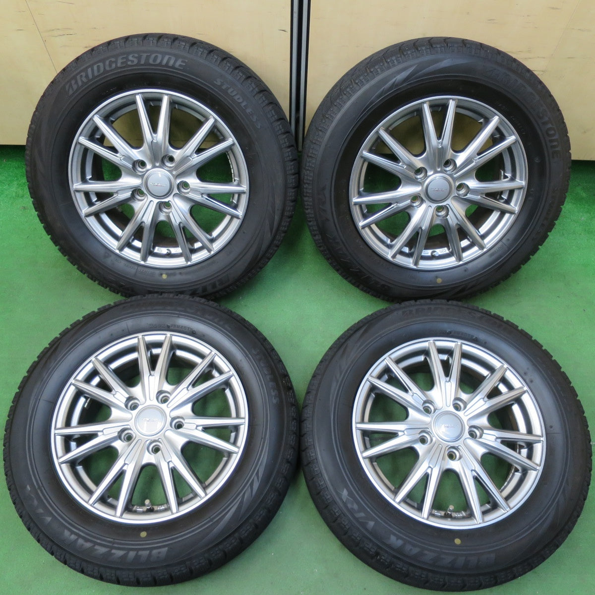 [送料無料] バリ溝！キレイ！9分★スタッドレス 195/65R15 ブリヂストン ブリザック VRX VELVA KEVIN ヴェルヴァ 15インチ PCD114.3/5H★4103110イス