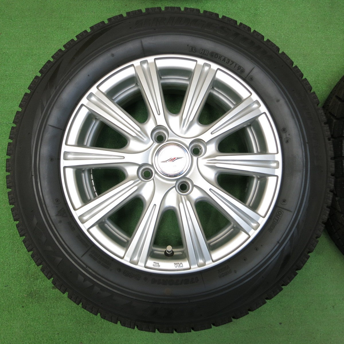 *送料無料* バリ溝！キレイ！ほぼ10分★スタッドレス 175/70R14 ブリヂストン ブリザック VRX JOKER ジョーカー 14インチ PCD100/4H★4051608イス