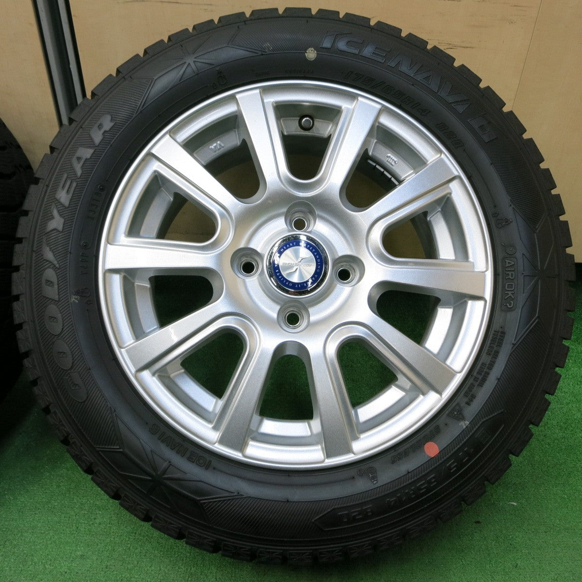 *送料無料* 超バリ溝！キレイ！9.5分以上★スタッドレス 175/65R14 グッドイヤー アイスナビ6 JENEIGE 14インチ PCD100/4H★4050109イス