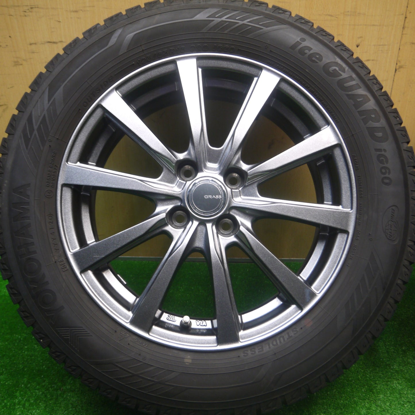 *送料無料* バリ溝！20年！キレイ！8.5分★スタッドレス 195/65R16 ヨコハマ アイスガード iG60 GRASS グラス 16インチ PCD100/4H★4082603Hス