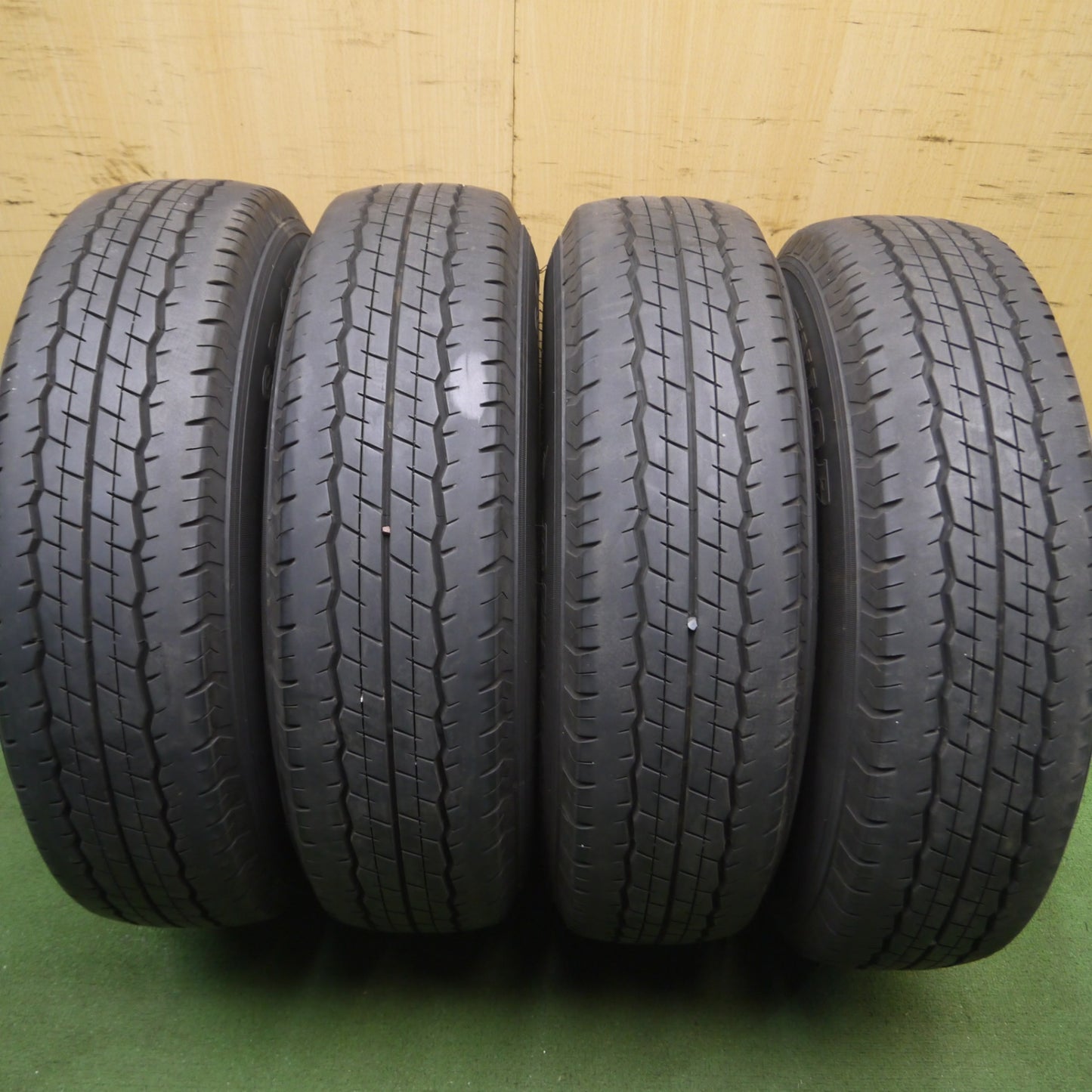 *送料無料* バリ溝！9.5分★ハイエース 等 195/80R15 107/105L ダンロップ SP175N スチール ホイール 15インチ PCD139.7/6H★4050107Hノ