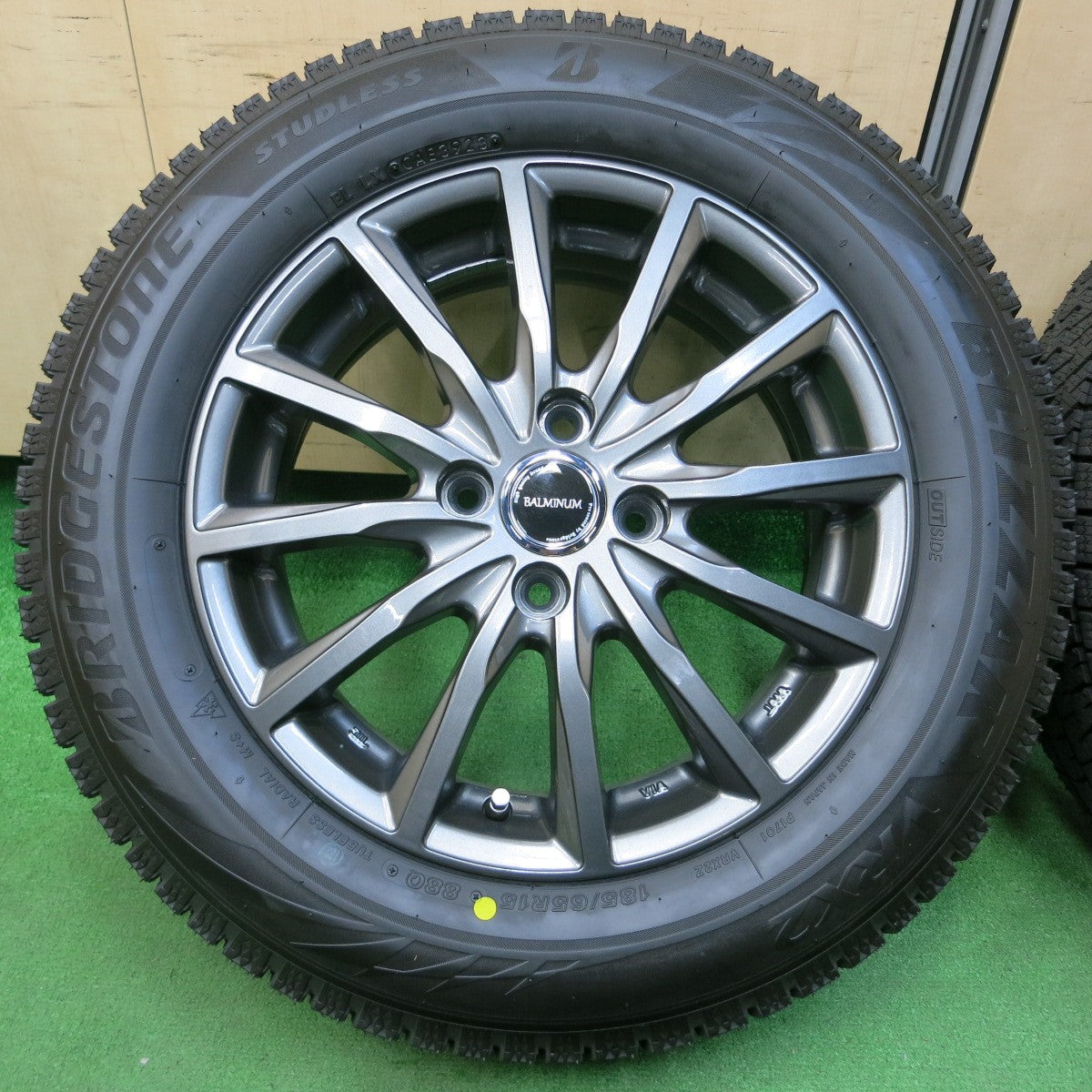 *送料無料* ほぼ未使用！23年★スタッドレス 185/65R15 ブリヂストン ブリザック VRX2 BALMINUM バルミナ 15インチ PCD100/4H★4041803イス