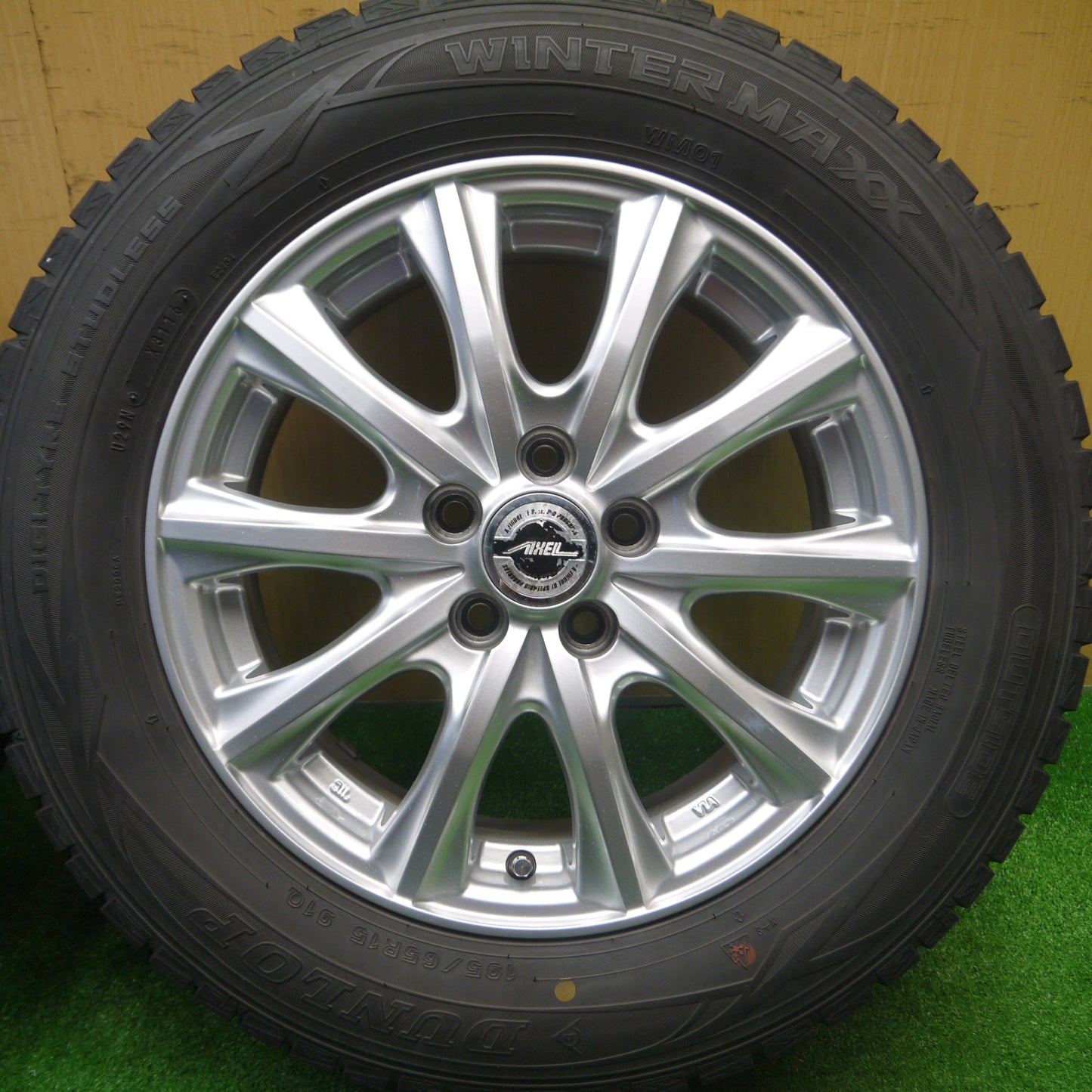 *送料無料* キレイ★プリウス等 195/65R15 スタッドレス ダンロップ ウインターマックス WM01 AXEL アクセル 15インチ PCD100/5H★4090604Hス