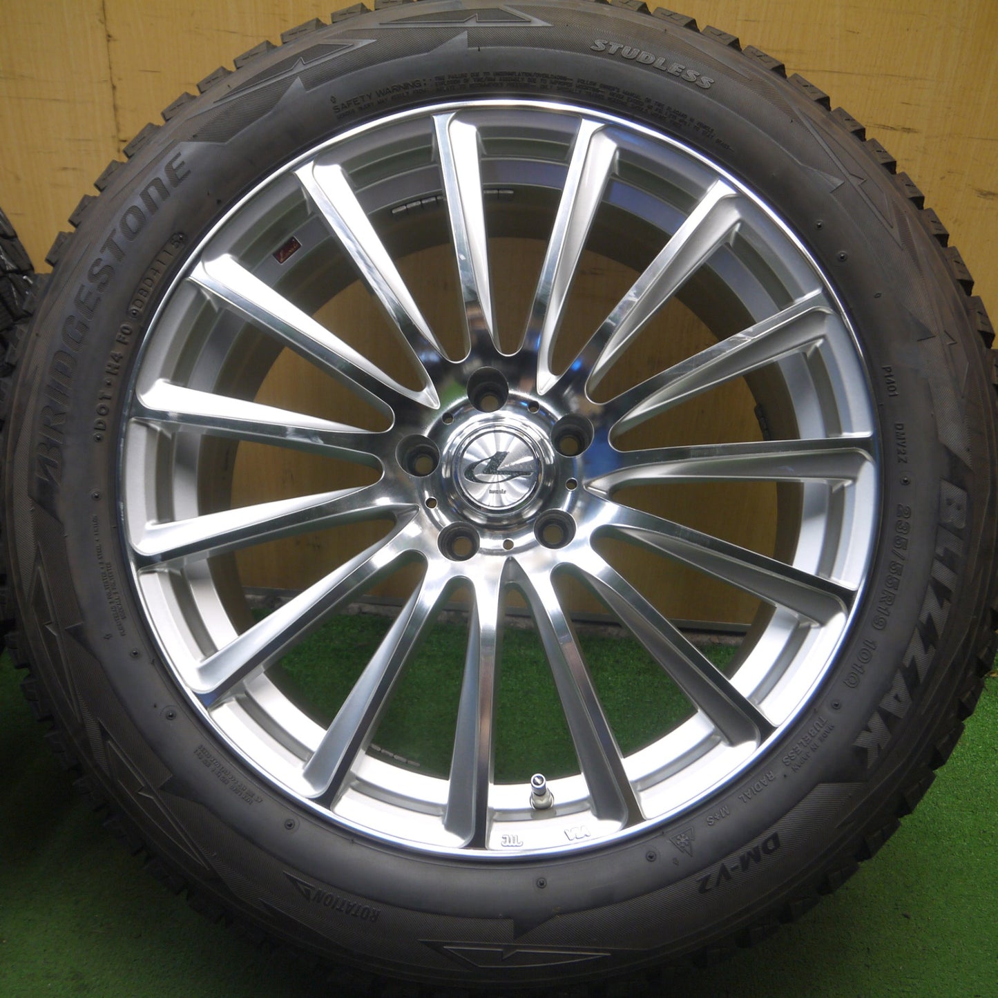 *送料無料* バリ溝！9分★スタッドレス LEONIS FW 235/55R19 ブリヂストン ブリザック DM-V2 レオニス 19インチ PCD114.3/5H★4070305Hス