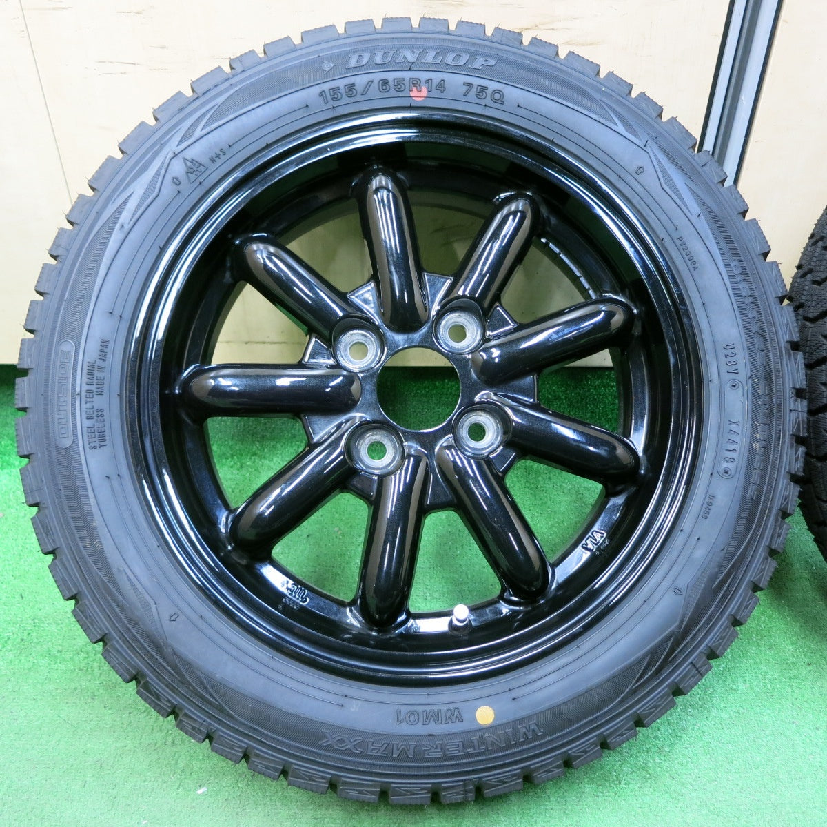 *送料無料* 超バリ溝！キレイ！ほぼ10分★スタッドレス 155/65R14 ダンロップ ウインターマックス WM01 社外 アルミ 14インチ PCD100/4H★4050309イス