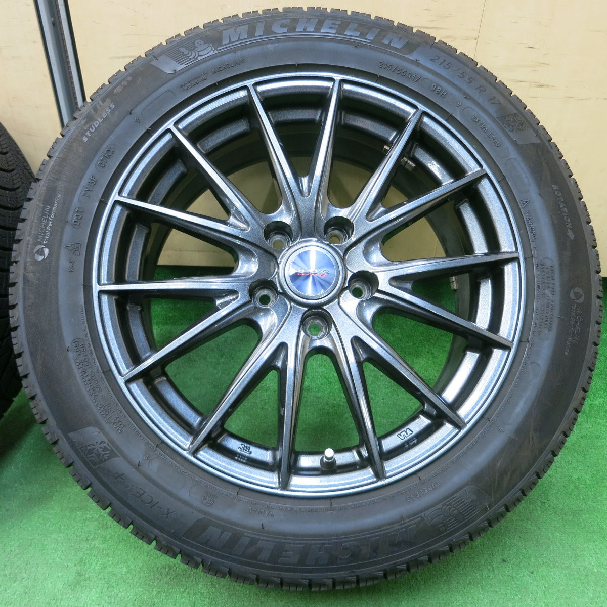 *送料無料* バリ溝！キレイ！9分★スタッドレス 215/55R17 ミシュラン X-ICE3+ VELVA SPORTZ ヴェルヴァ 17インチ PCD114.3/5H★4031904イス