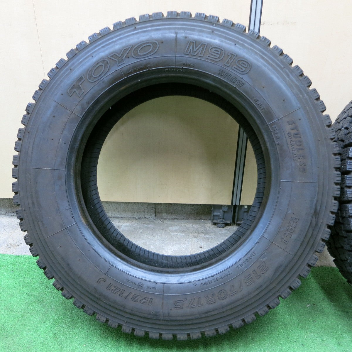 *送料無料* バリ溝！20年！9分★トラック タイヤ 215/70R17.5 123/121J スタッドレス トーヨー M919 17.5インチ★4060704ナスタ