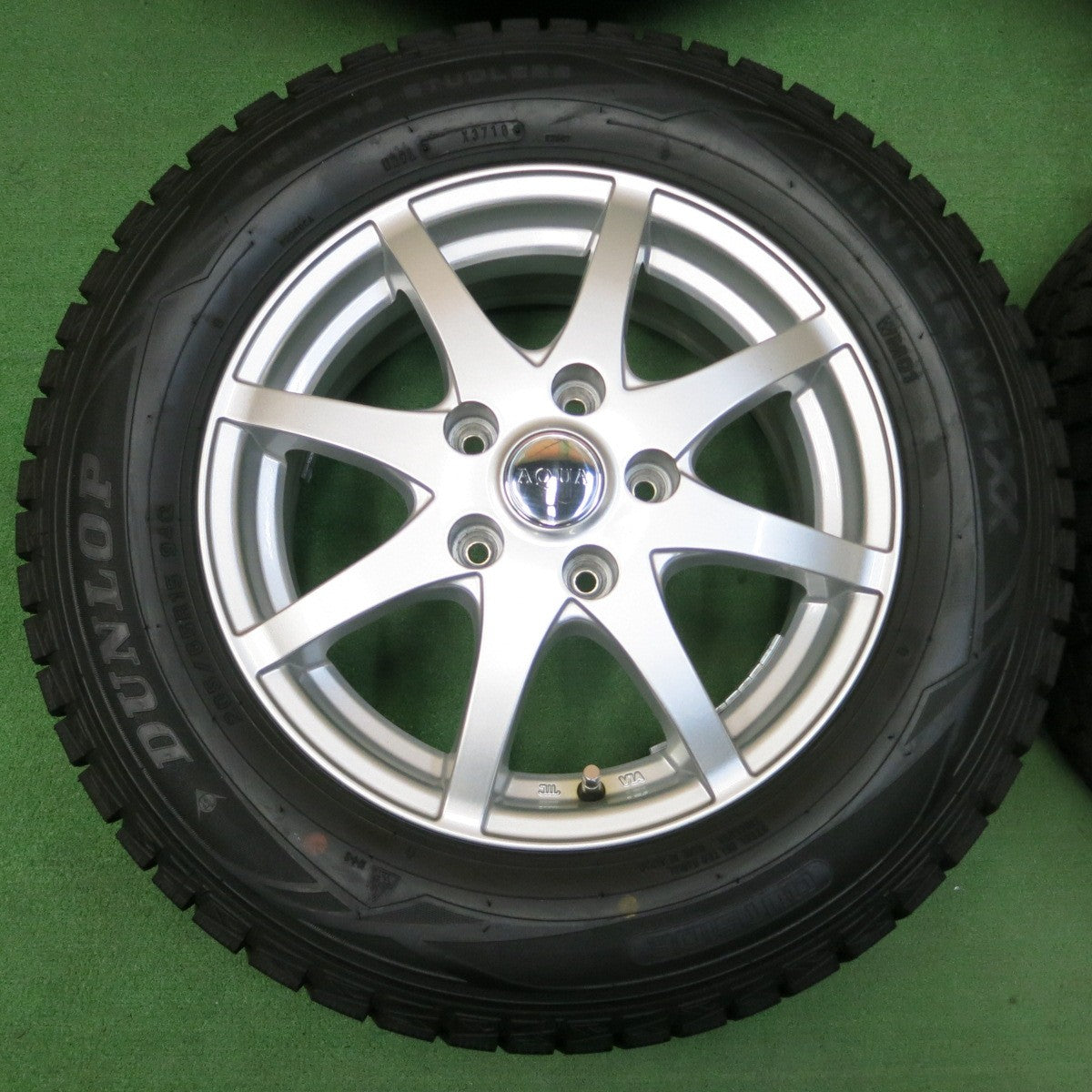 *送料無料* 超バリ溝！綺麗！ほぼ10分★スタッドレス 205/65R15 ダンロップ ウインターマックス WM01 AQUA アクア 15インチ PCD114.3/5H★4041901イス