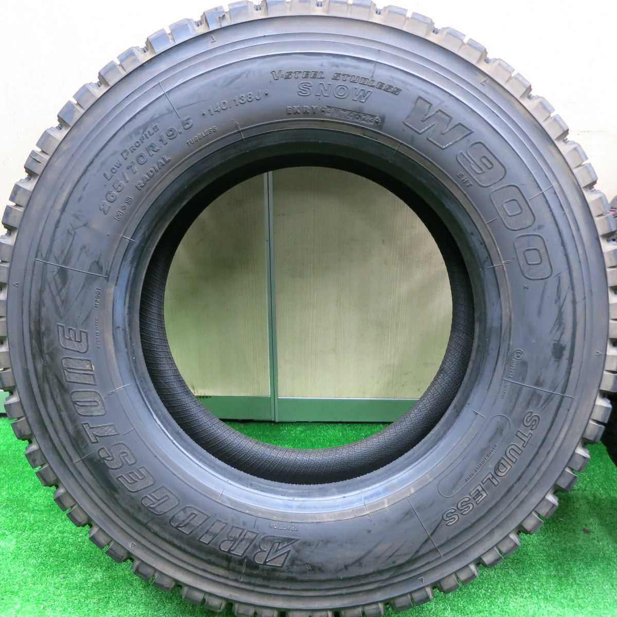 *送料無料* バリ溝！23年！9.5分★トラック タイヤ 265/70R19.5 140/138J スタッドレス ブリヂストン W900 19.5インチ★4080703HAスタ