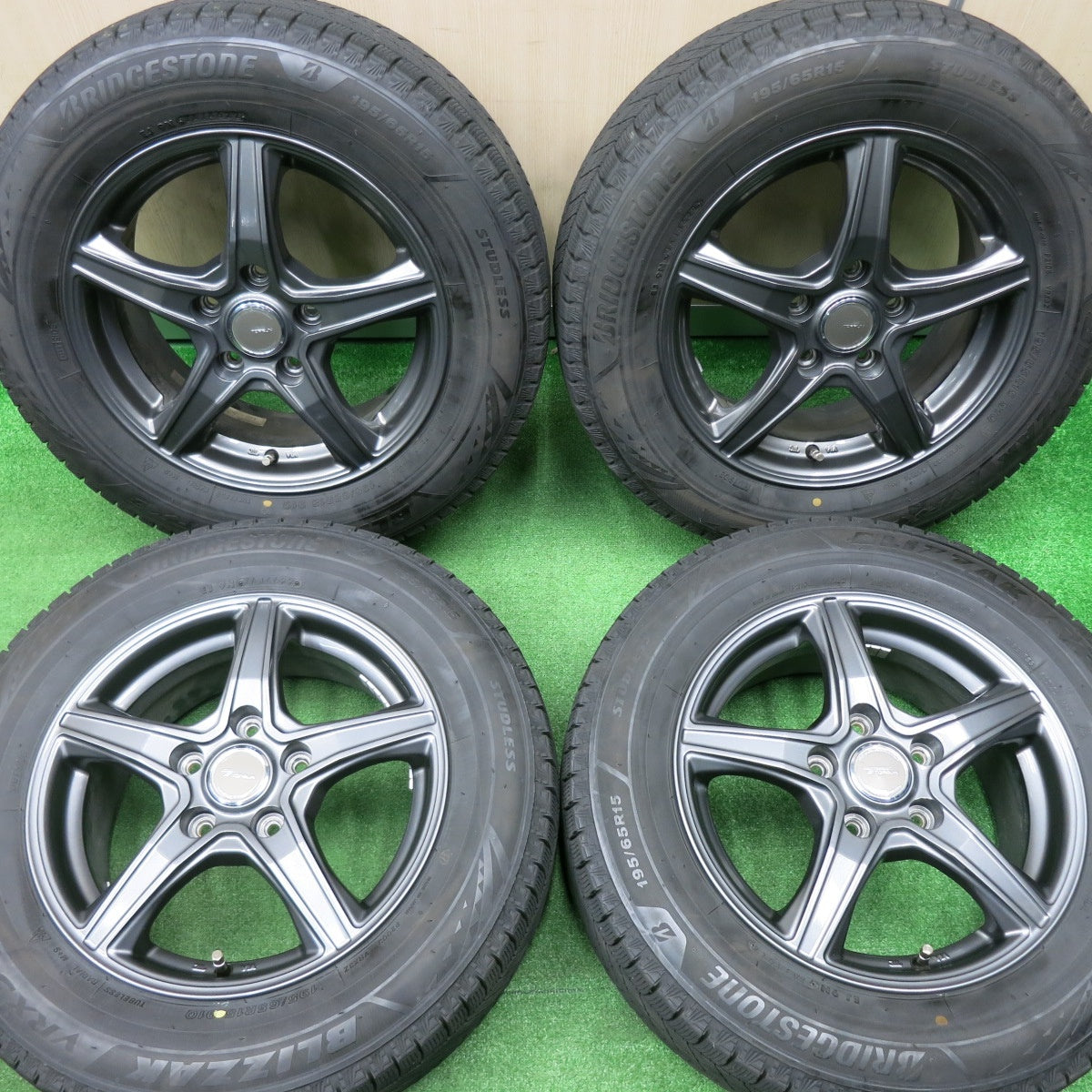 [送料無料] キレイ！22年★スタッドレス 195/65R15 ブリヂストン ブリザック VRX3 TOPRUN トップラン 15インチ PCD114.3/5H★4121103NJス