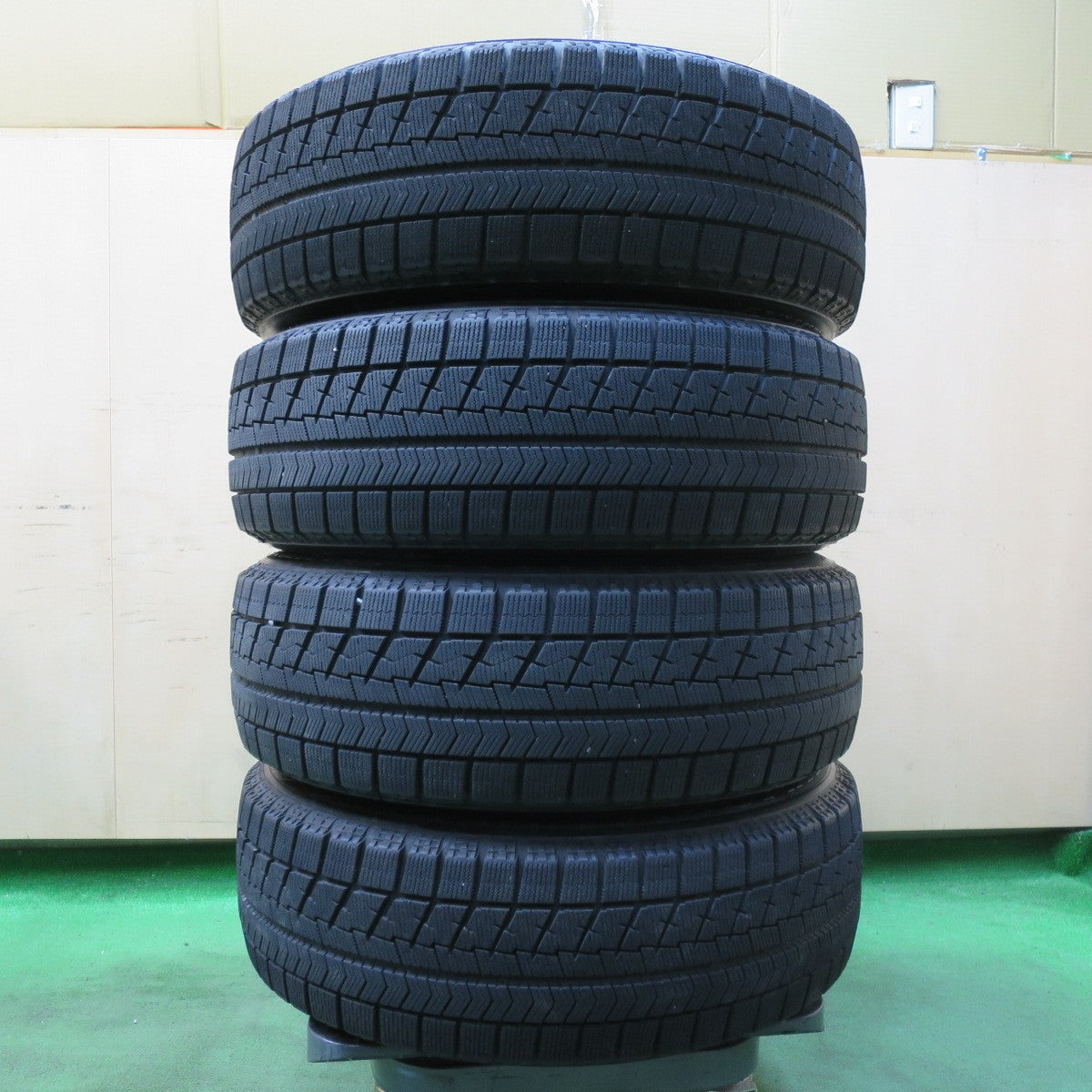 [送料無料] バリ溝！キレイ！8.5分★プリウス 等 195/65R15 スタッドレス ブリヂストン ブリザック VRX TIRO 15インチ PCD100/5H★4121208イス