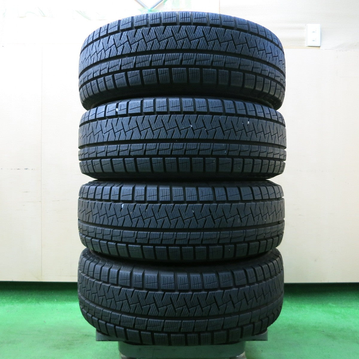 *送料無料* バリ溝！キレイ！9.5分以上★スタッドレス 195/65R15 ピレリ アイスアシンメトリコ プラス VELVA ヴェルヴァ 15インチ PCD114.3/5H★4051705イス