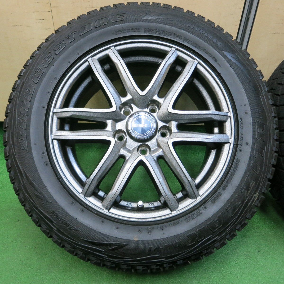 *送料無料* キレイ★スタッドレス 215/65R16 ブリヂストン ブリザック DM-V1 SG-E 16インチ PCD114.3/5H★4042301イス