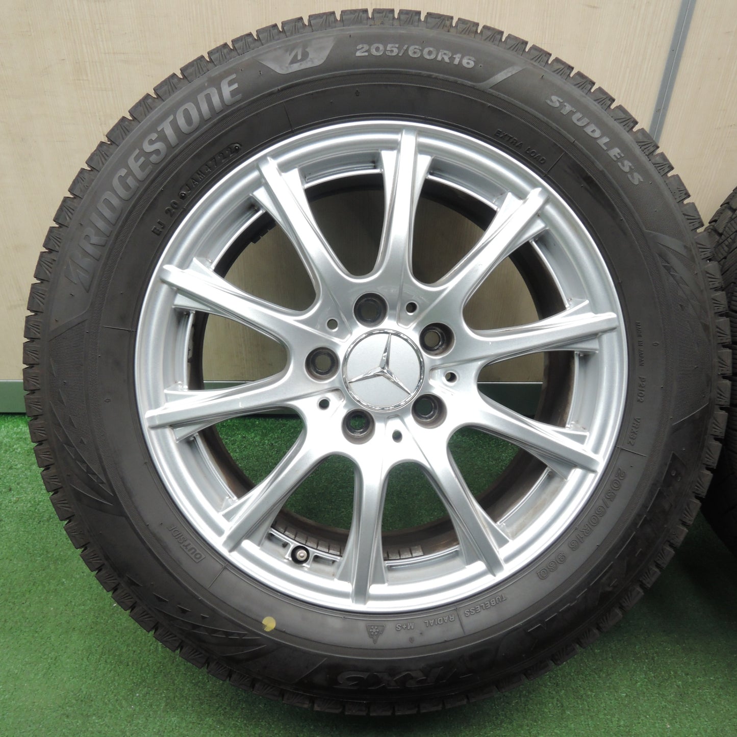 *送料無料* バリ溝！22年！9.5分★ベンツ Cクラス W205 純正 205/60R16 スタッドレス ブリヂストン ブリザック VRX3 16インチ PCD112/5H★4031307TNス