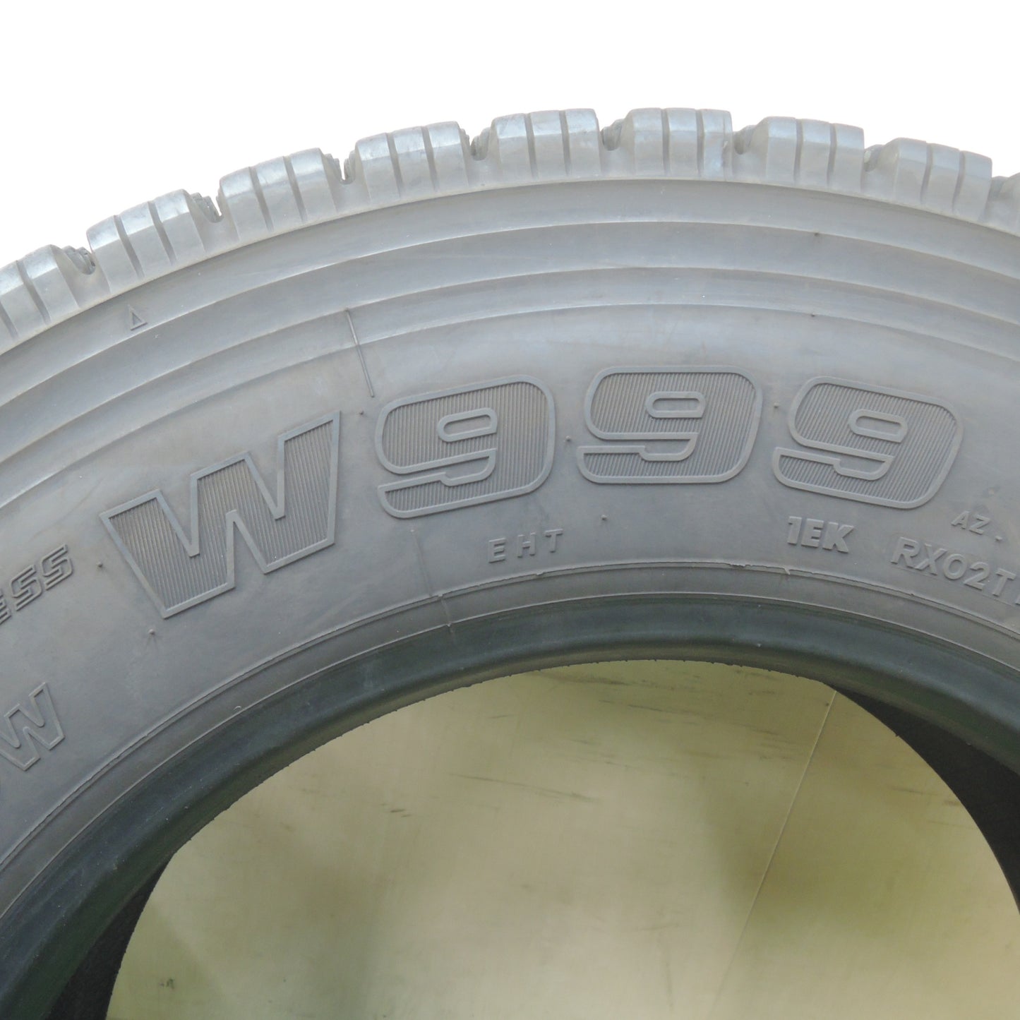 *送料無料* バリ溝！23年！9.5分★トラック タイヤ 245/70R19.5 136/134J スタッドレス ブリヂストン W999 19.5インチ★4042404KMスタ