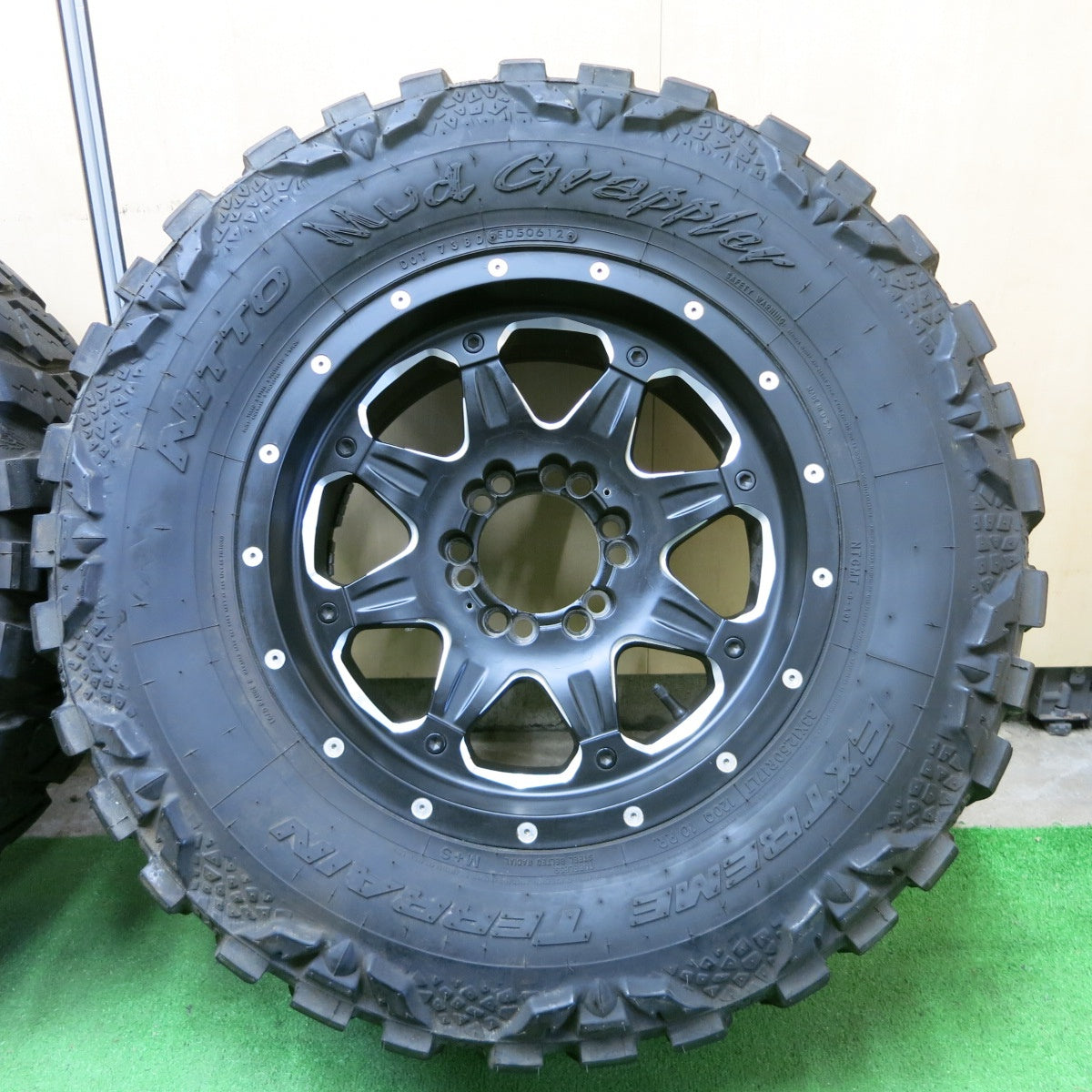 *送料無料* バリ溝！9.5分★FUEL 33×12.50R17 ニットー Mud Grappler EXTREME TERRAIN フューエル PCD135 139.7/6H マルチ★4060401ナノ