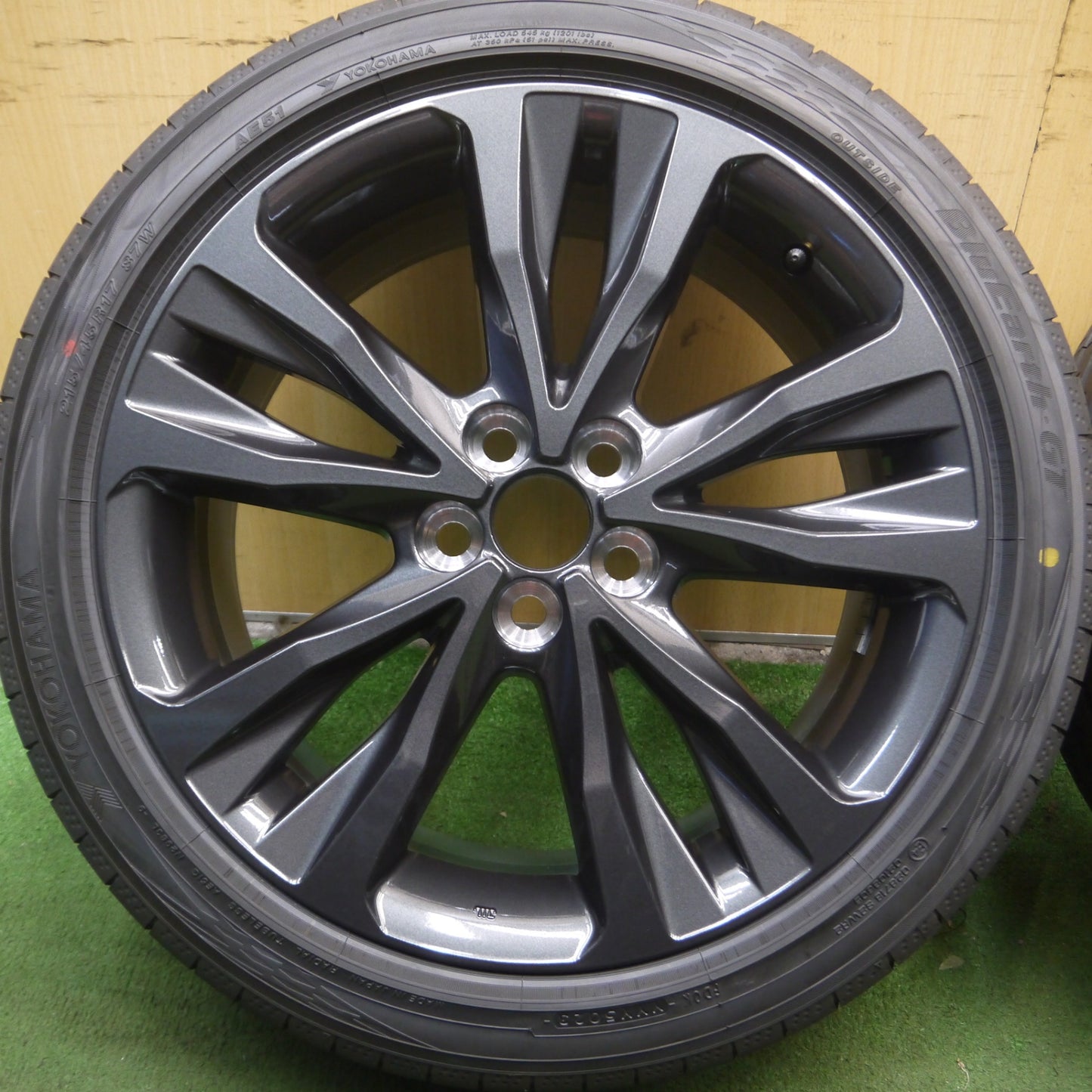 *送料無料* 新車外し！23年★トヨタ カローラ ツーリング WxB 純正 215/45R17 ヨコハマ BluEarth-GT AE51 17インチ PCD100/5H★4041508Hノ