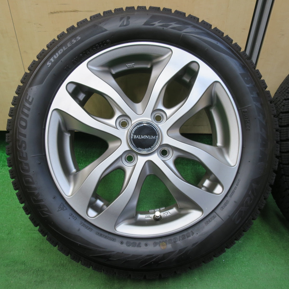 [送料無料] バリ溝！22年！キレイ！9.5分★スタッドレス 155/65R14 ブリヂストン ブリザック VRX2 BALMINUM バルミナ 14インチ PCD100/4H★4100704イス