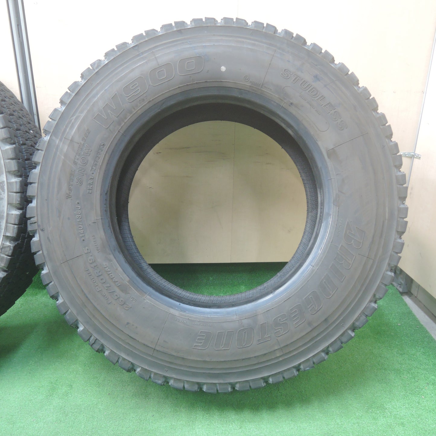 *送料無料* バリ溝！23年！9分★トラック タイヤ 265/70R19.5 140/138J スタッドレス ブリヂストン W900 19.5インチ★4042408KMスタ