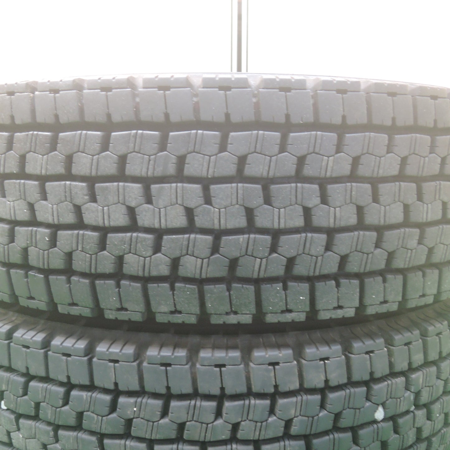 *送料無料* バリ溝！23年！9.5分★トラック タイヤ 225/80R17.5 123/122L スタッドレス ブリヂストン W999 17.5インチ★4042403KMスタ