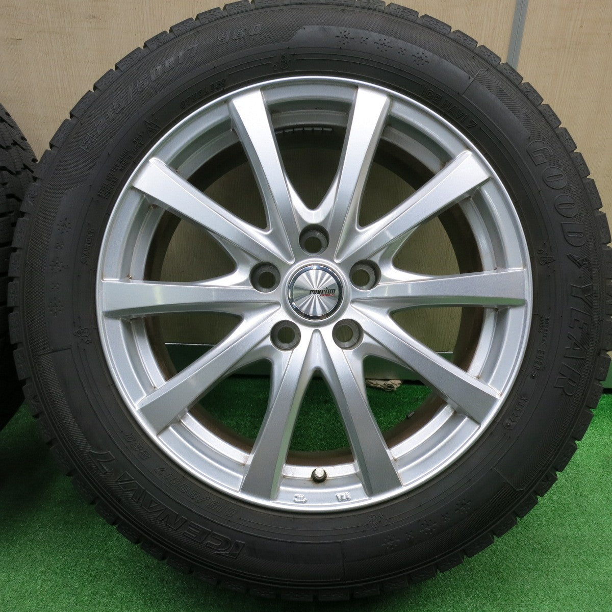 [送料無料] バリ溝！22年！9.5分以上★スタッドレス 215/60R17 グッドイヤー アイスナビ7 ravrion RS01 ラブリオン 17インチ PCD114.3/5H★4102902HAス