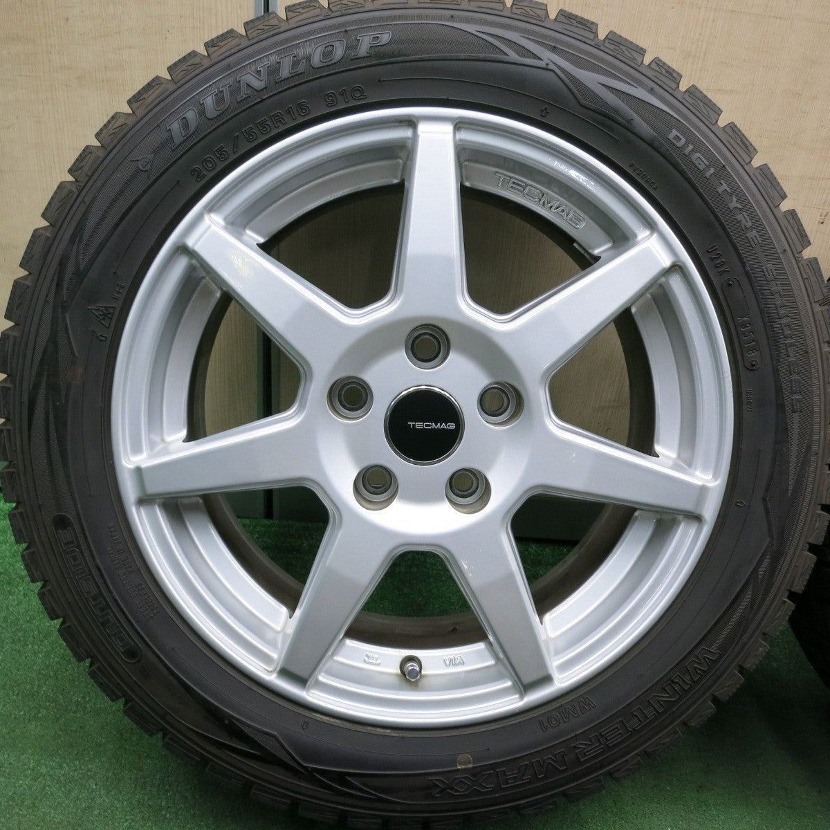 *送料無料* バリ溝！キレイ！9.5分以上★ワーゲン 等 TECMAG 205/55R16 スタッドレス ダンロップ ウインターマックス WM01 テクマグ PCD112/5H★4052708HAス