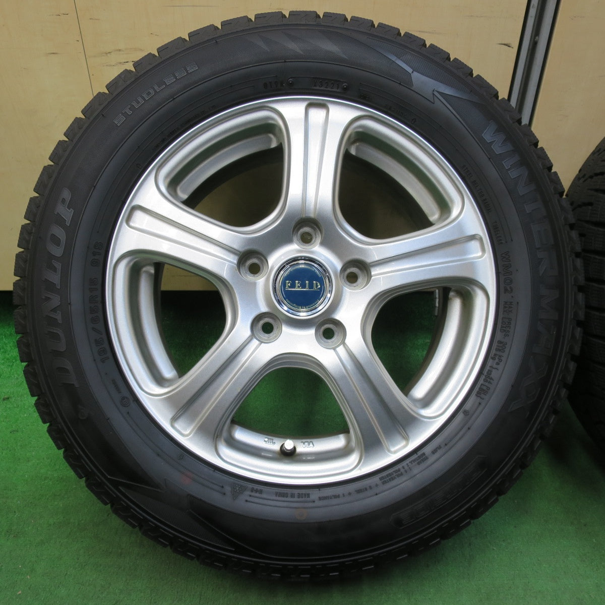 [送料無料] 超バリ溝！21年！9.5分以上★スタッドレス 195/65R15 ダンロップ ウインターマックス WM02 FEID 15インチ PCD114.3/5H★4112102イス